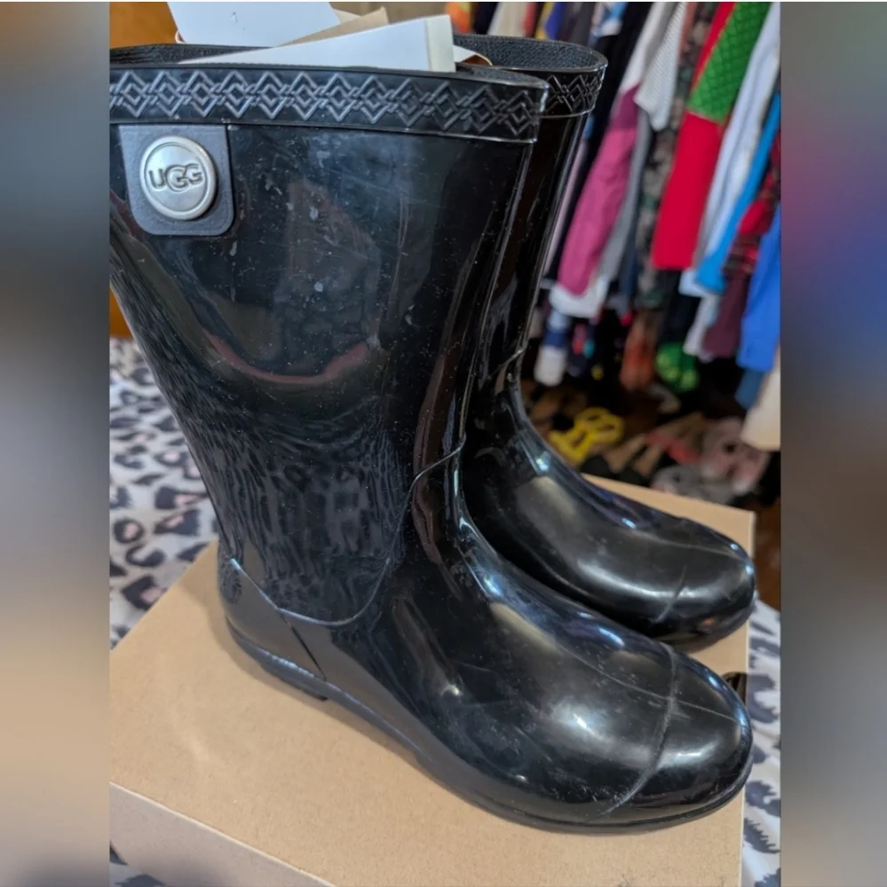 Ugg Woman's Size 6 Rain boots